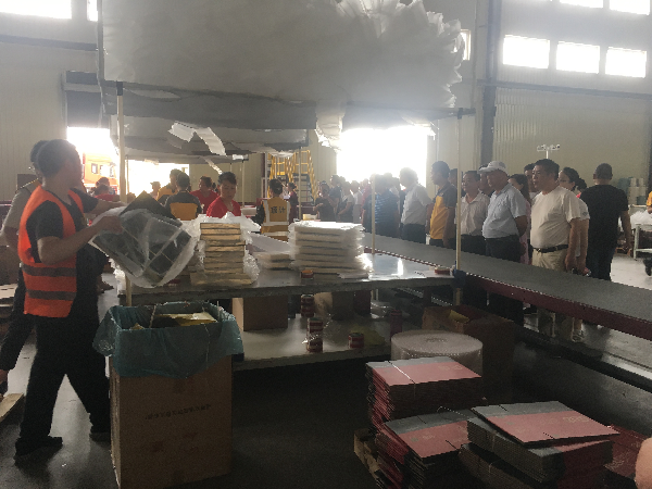 图为观摩韵达物流园现代管理 图为观摩韵达物流园现代管理